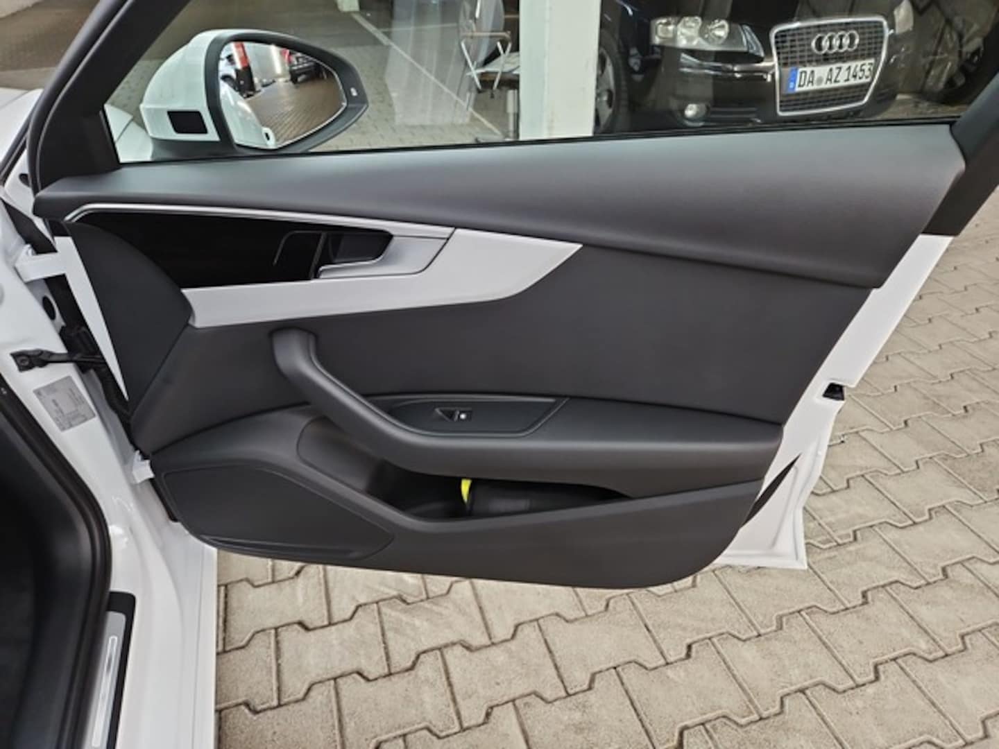 Bild über Audi A4 Avant S line 40 TFSI quattro S tronic - für weitere Informationen kontaktieren Sie den Audi Partner