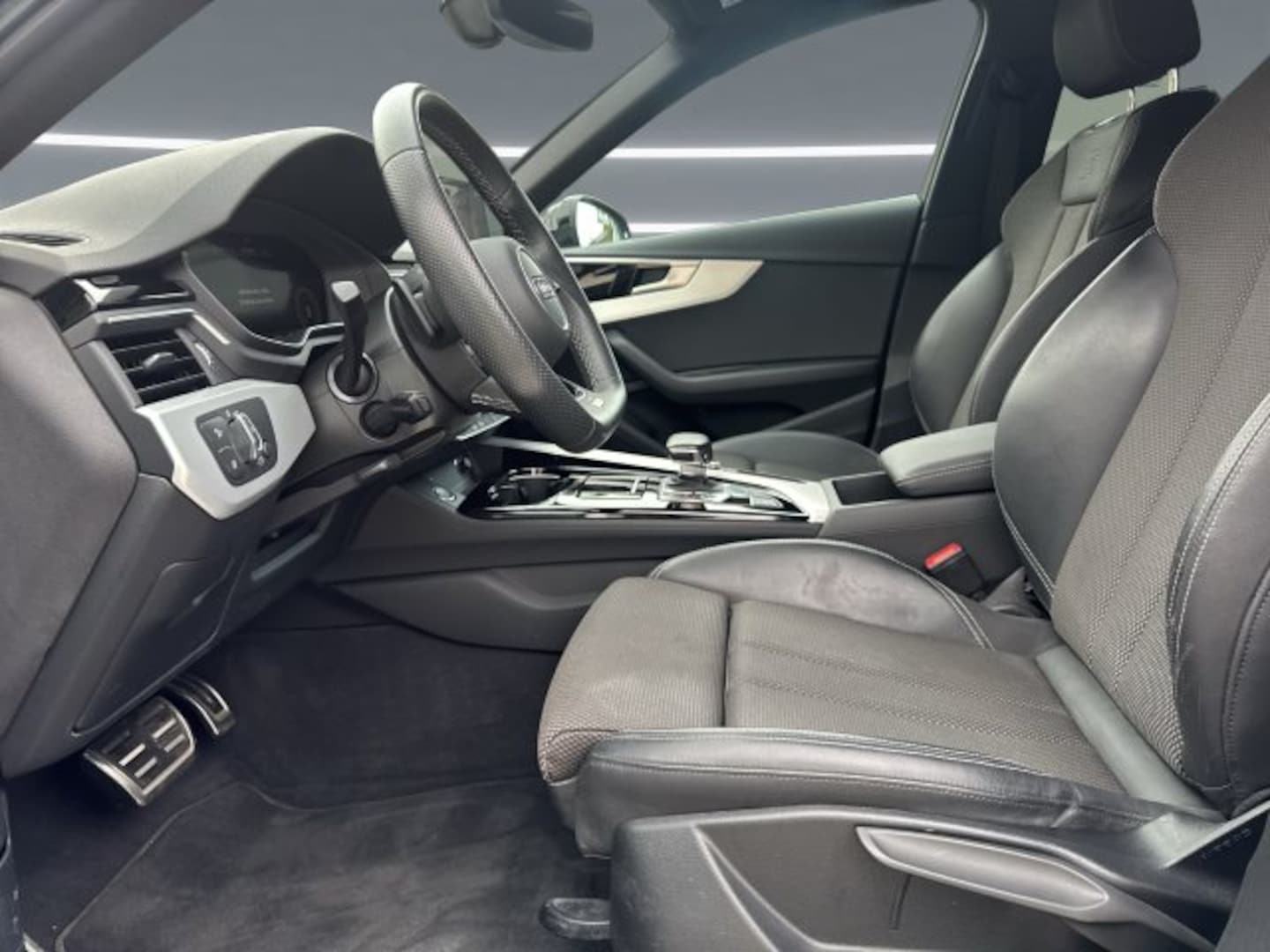 Bild über Audi A4 Avant S line 40 TFSI quattro S tronic - für weitere Informationen kontaktieren Sie den Audi Partner