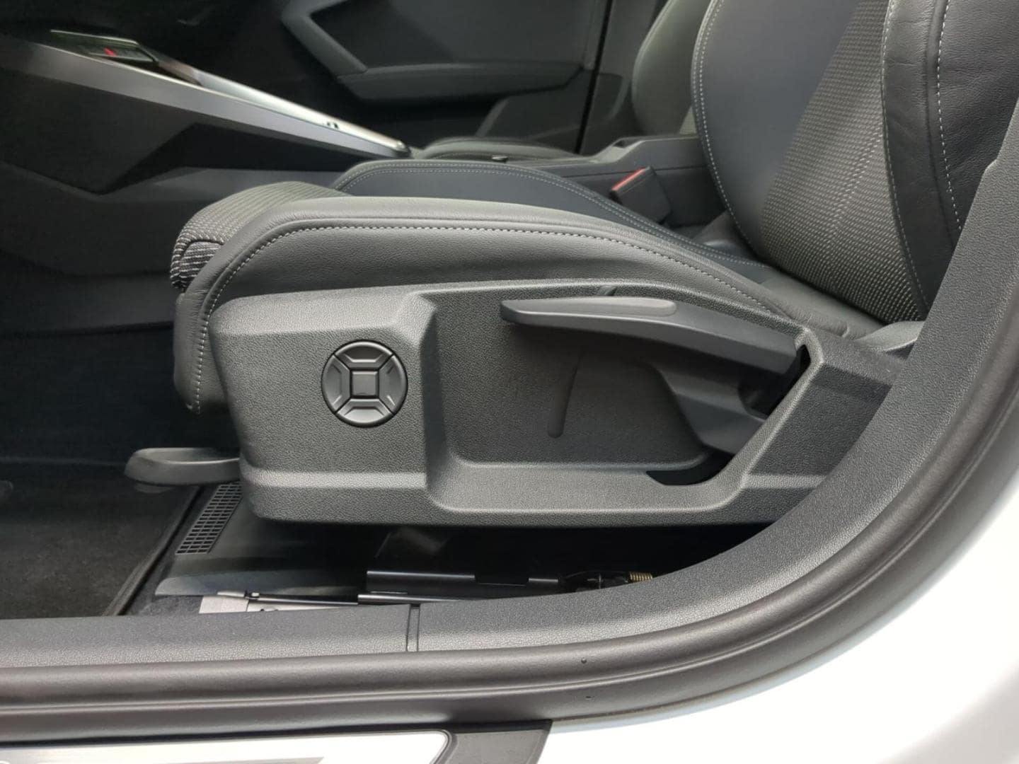 Bild über Audi A3 Sportback S line 30 TFSI S tronic - für weitere Informationen kontaktieren Sie den Audi Partner