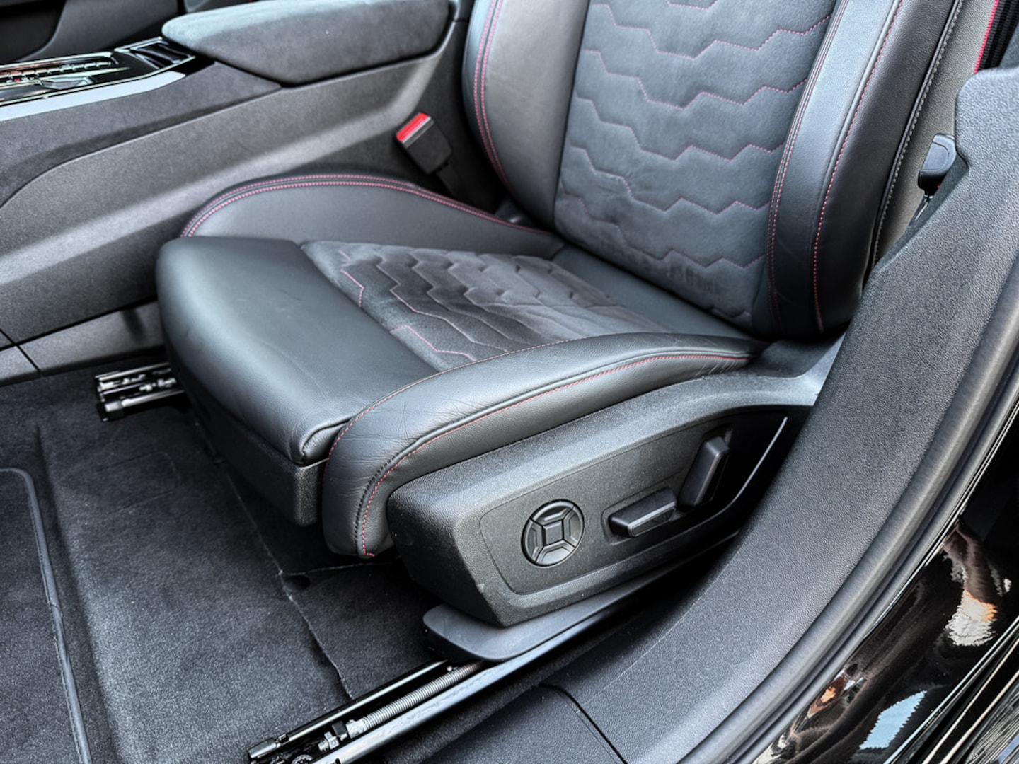 Bild über Audi S6 Avant e-tron e-tron quattro - für weitere Informationen kontaktieren Sie den Audi Partner