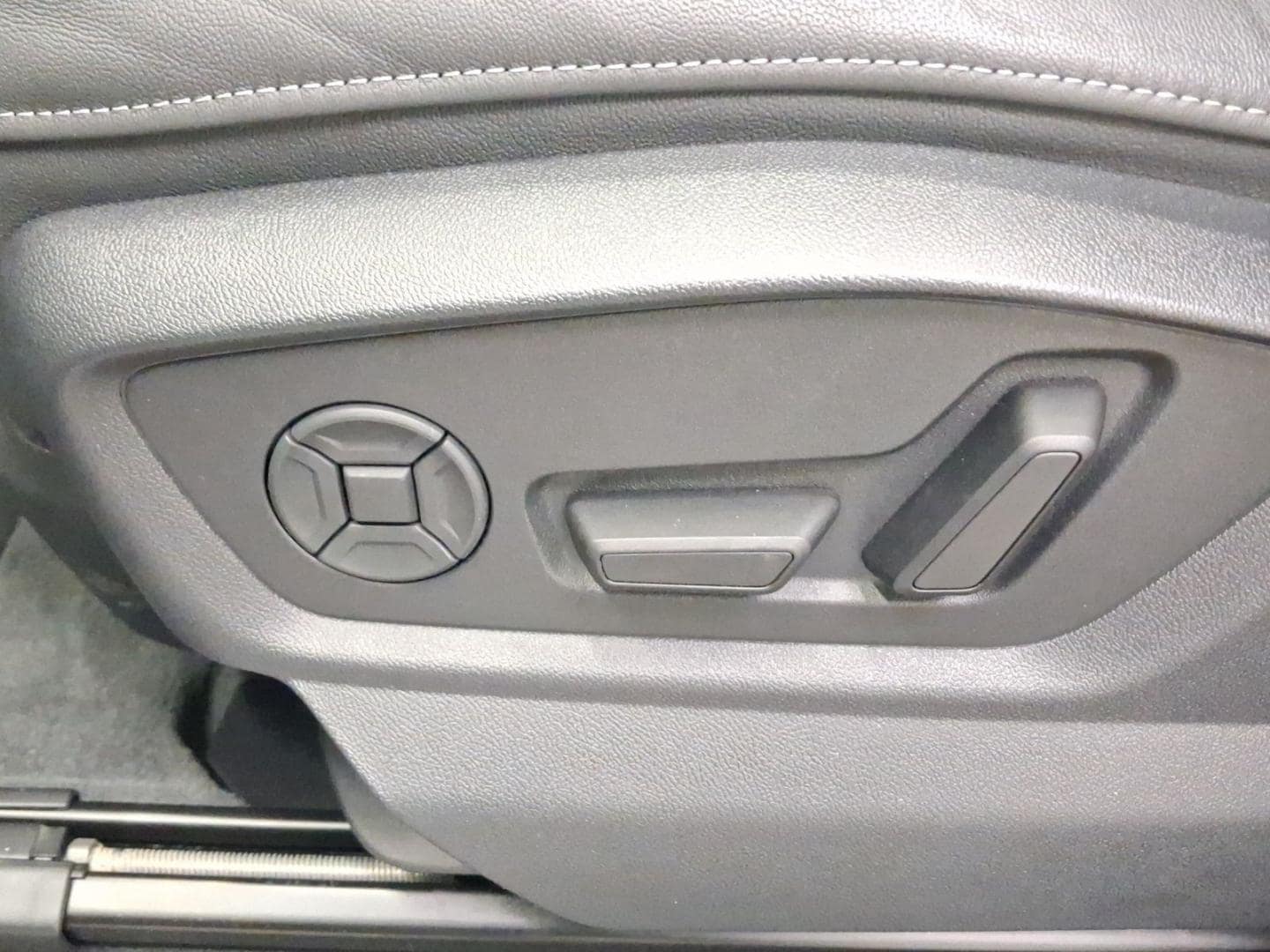 Bild über Audi Q8 SUV S line business TFSI quattro 250 kW tiptronic - für weitere Informationen kontaktieren Sie den Audi Partner