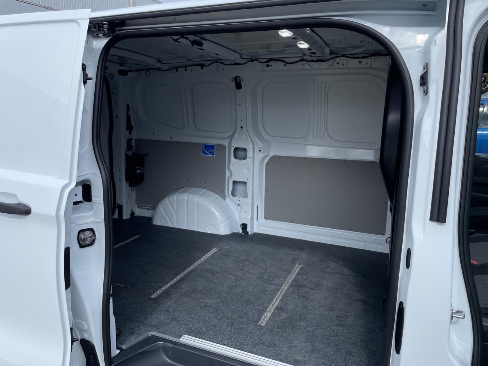 Volkswagen Transporter Kasten kurzer Radstand – Bild 28