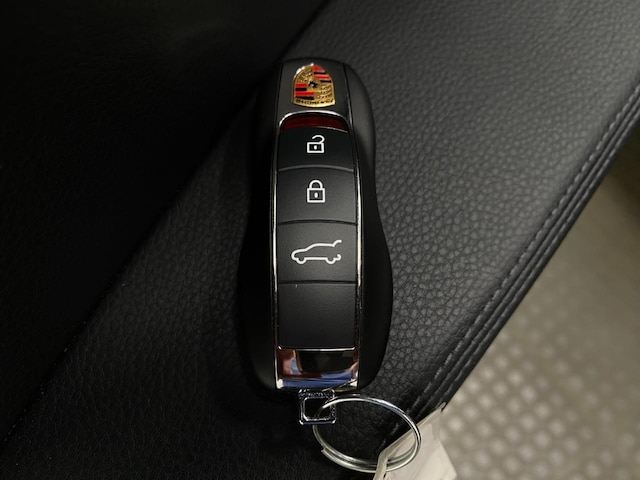 2026 Porsche Macan T - Photo 35