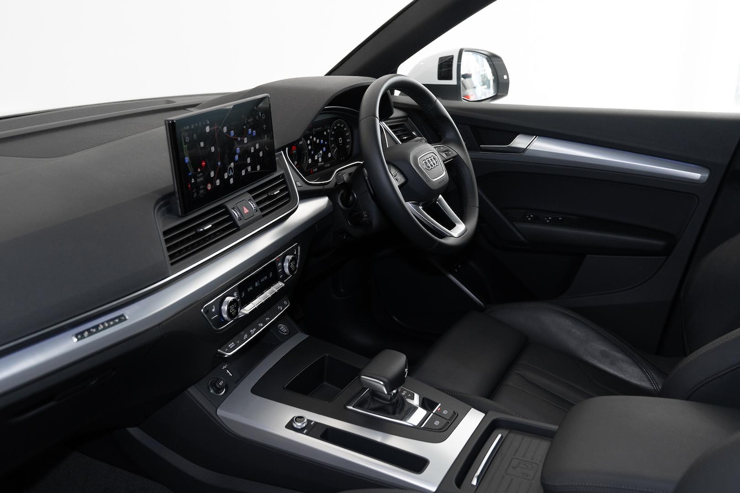 Image about Audi Q5 TFSI e S line 55 TFSI e quattro S tronic