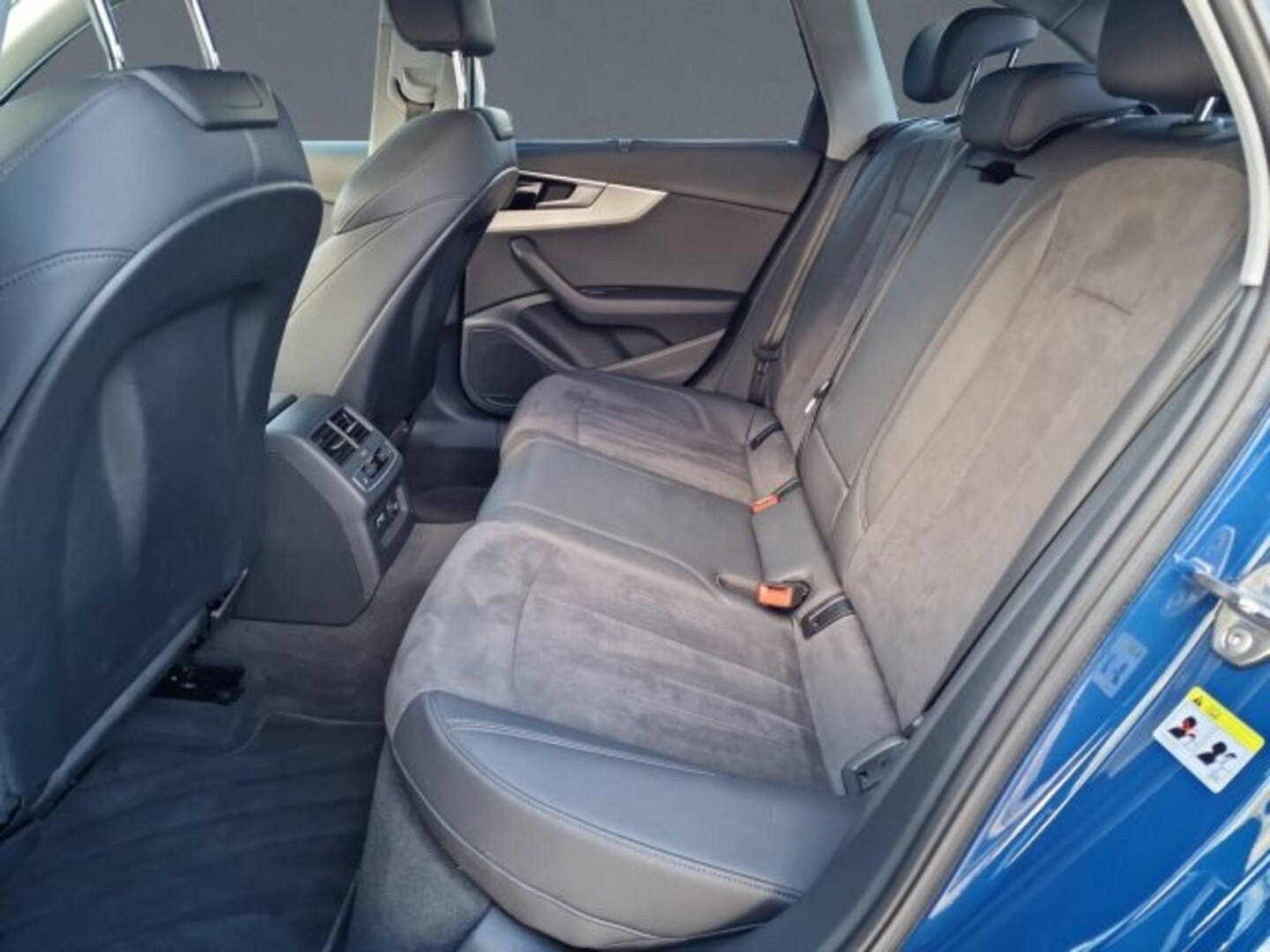Bild über Audi A4 Avant S line 35 TDI S tronic - für weitere Informationen kontaktieren Sie den Audi Partner