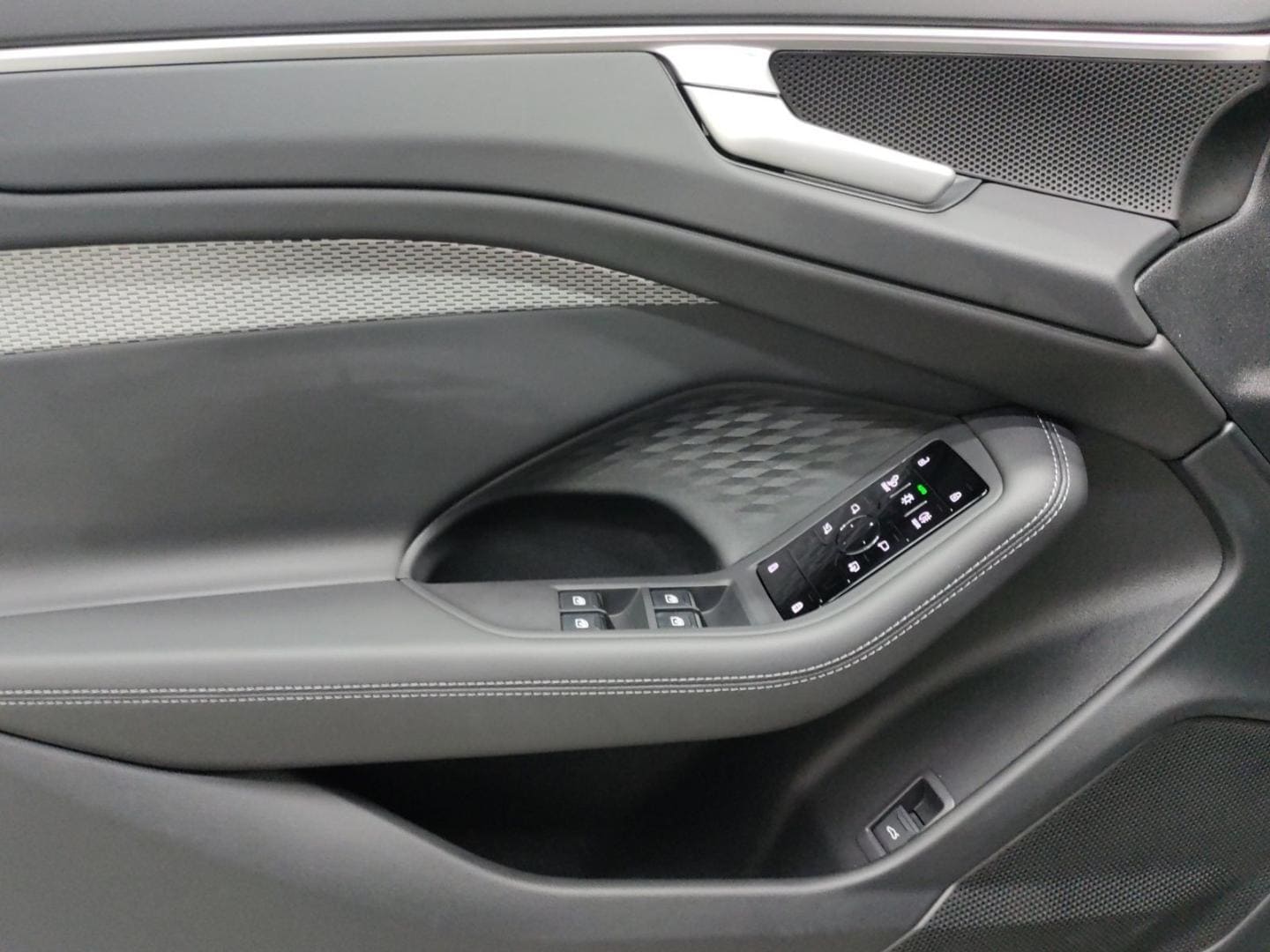 Bild über Audi A6 Avant TDI 150 kW S tronic - für weitere Informationen kontaktieren Sie den Audi Partner