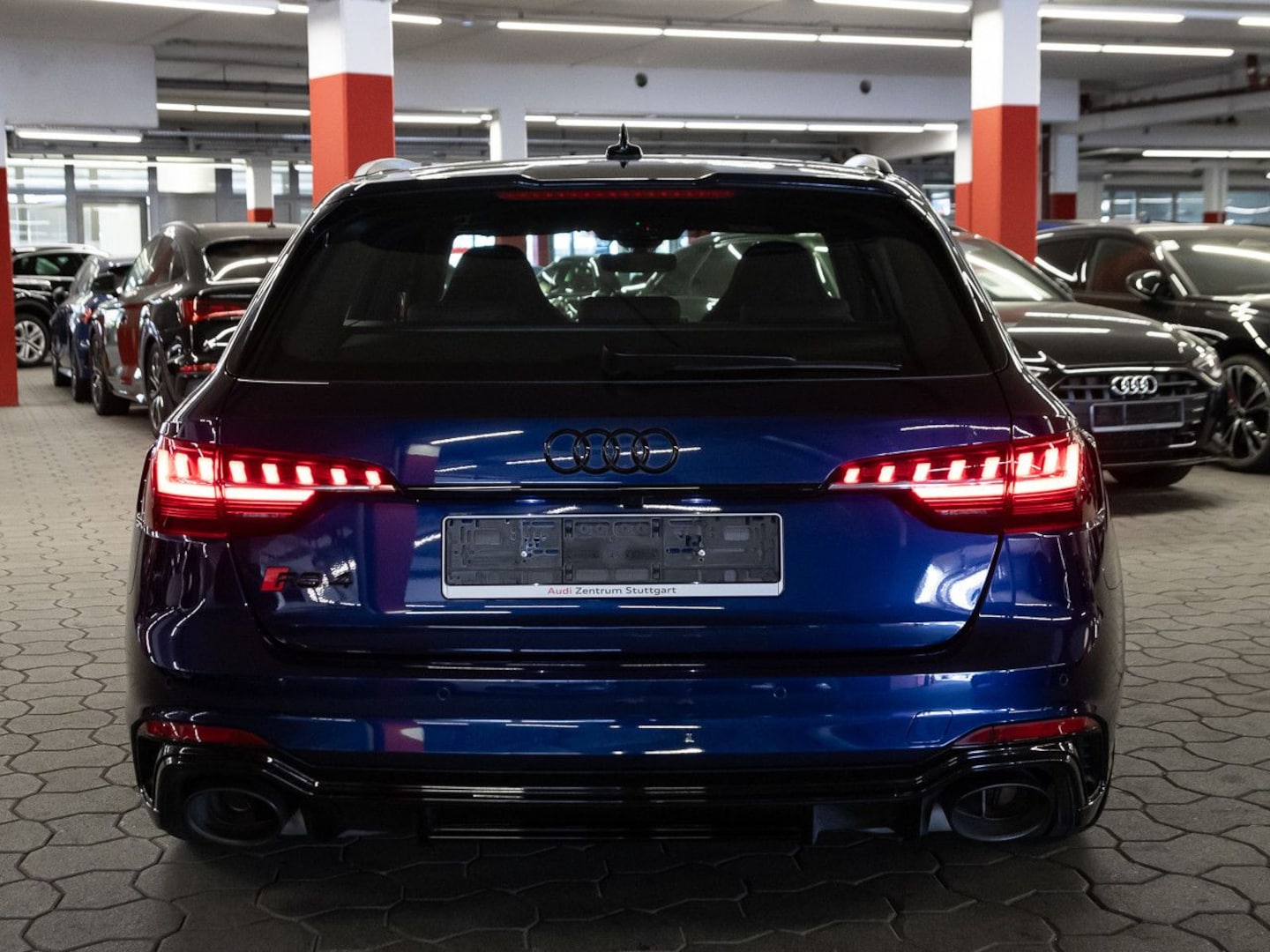 Bild über Audi RS 4 Avant TFSI quattro tiptronic - für weitere Informationen kontaktieren Sie den Audi Partner