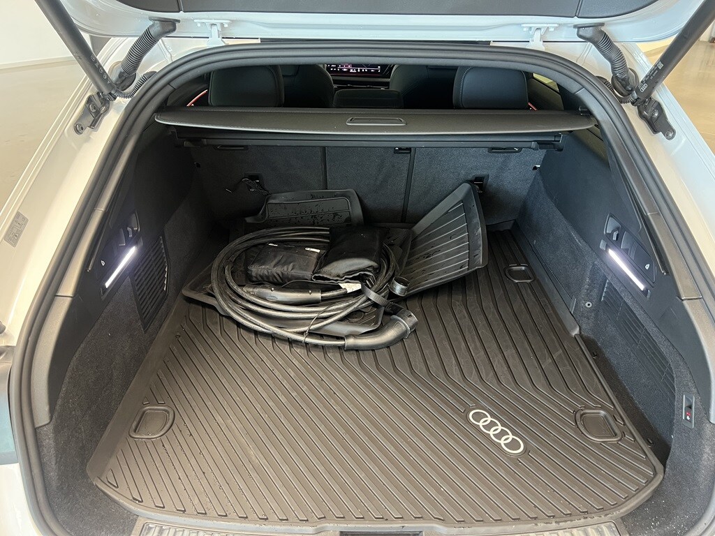 Bild som visar&nbsp;Audi A6 Avant e-hybrid&nbsp;A6 Avant e-hybrid quattro S line Edition 270 kWS tronic - för mer information kontakta din Audi Partner