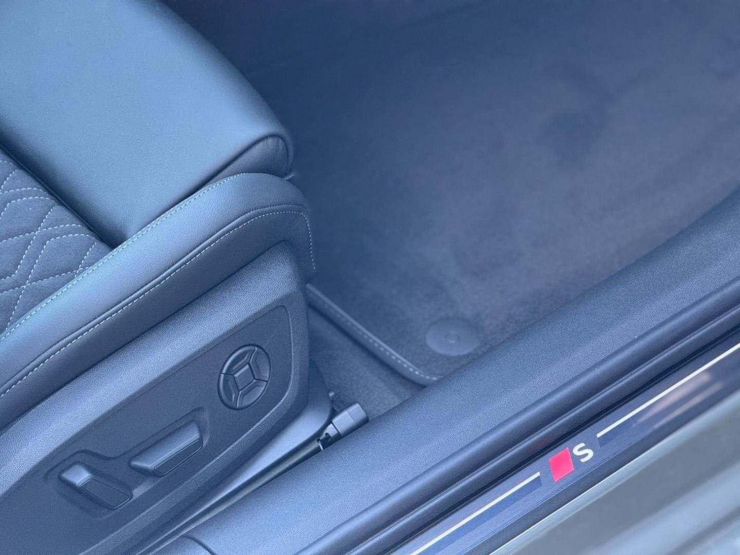 Bild über Audi A6 Avant TFSI 150 kW S tronic - für weitere Informationen kontaktieren Sie den Audi Partner