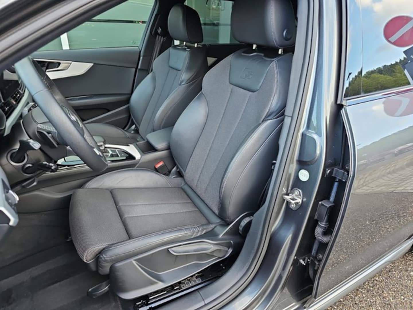 Bild über Audi A4 Avant S line 40 TFSI S tronic - für weitere Informationen kontaktieren Sie den Audi Partner