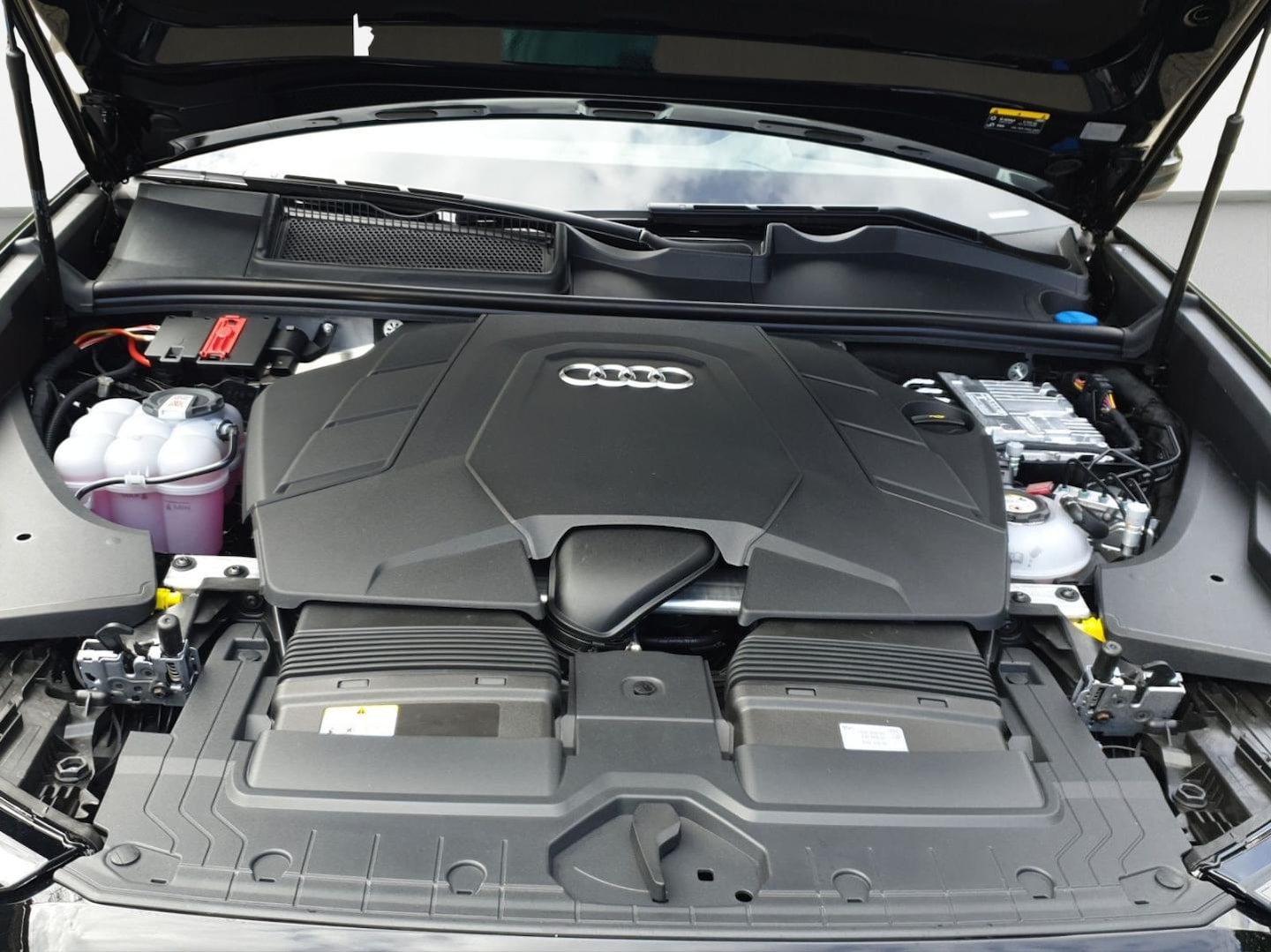 Bild über Audi Q8 SUV TFSI e S line business TFSI e quattro 360 kW tiptronic - für weitere Informationen kontaktieren Sie den Audi Partner