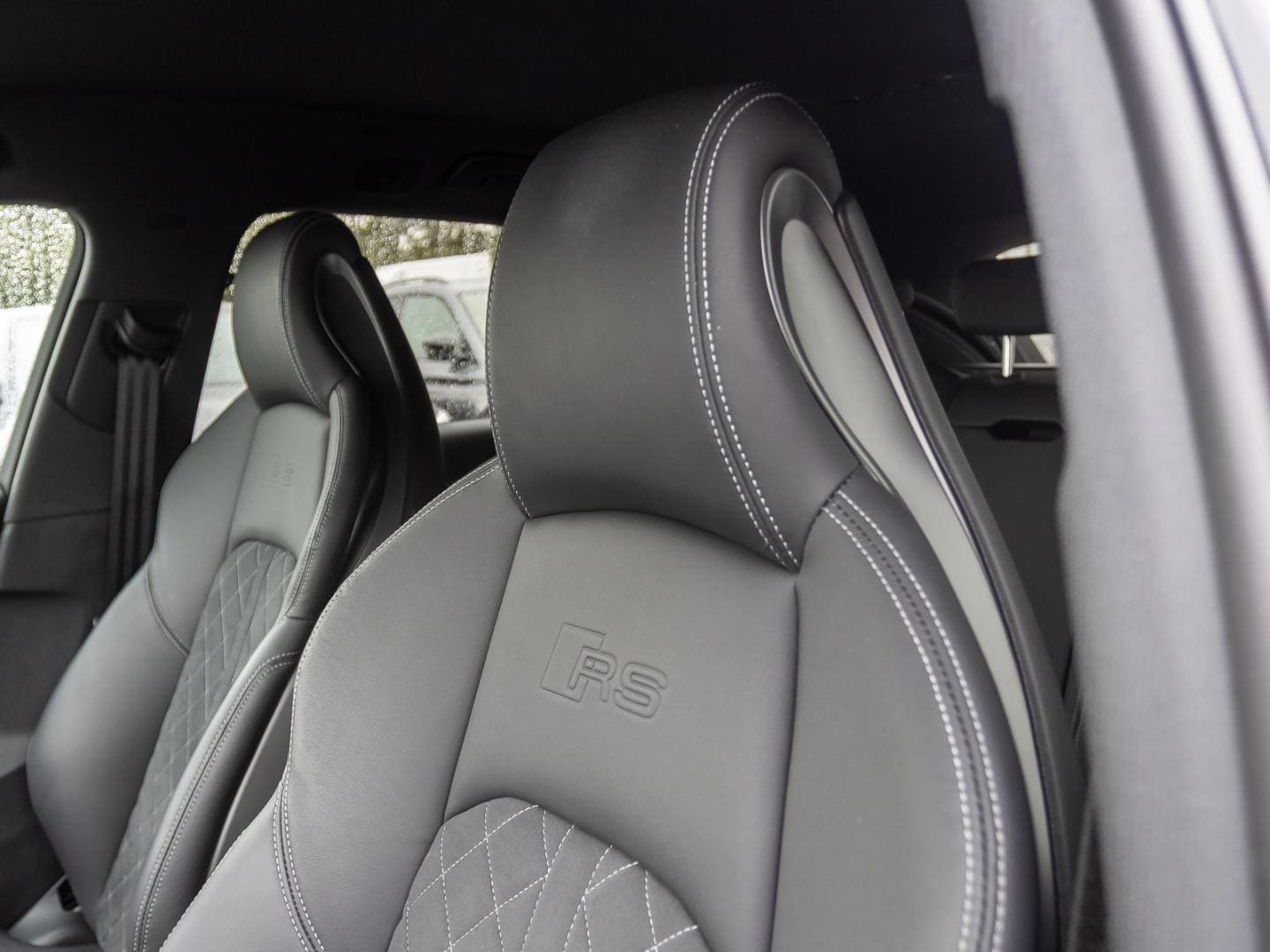 Bild über Audi RS 4 Avant TFSI quattro tiptronic - für weitere Informationen kontaktieren Sie den Audi Partner