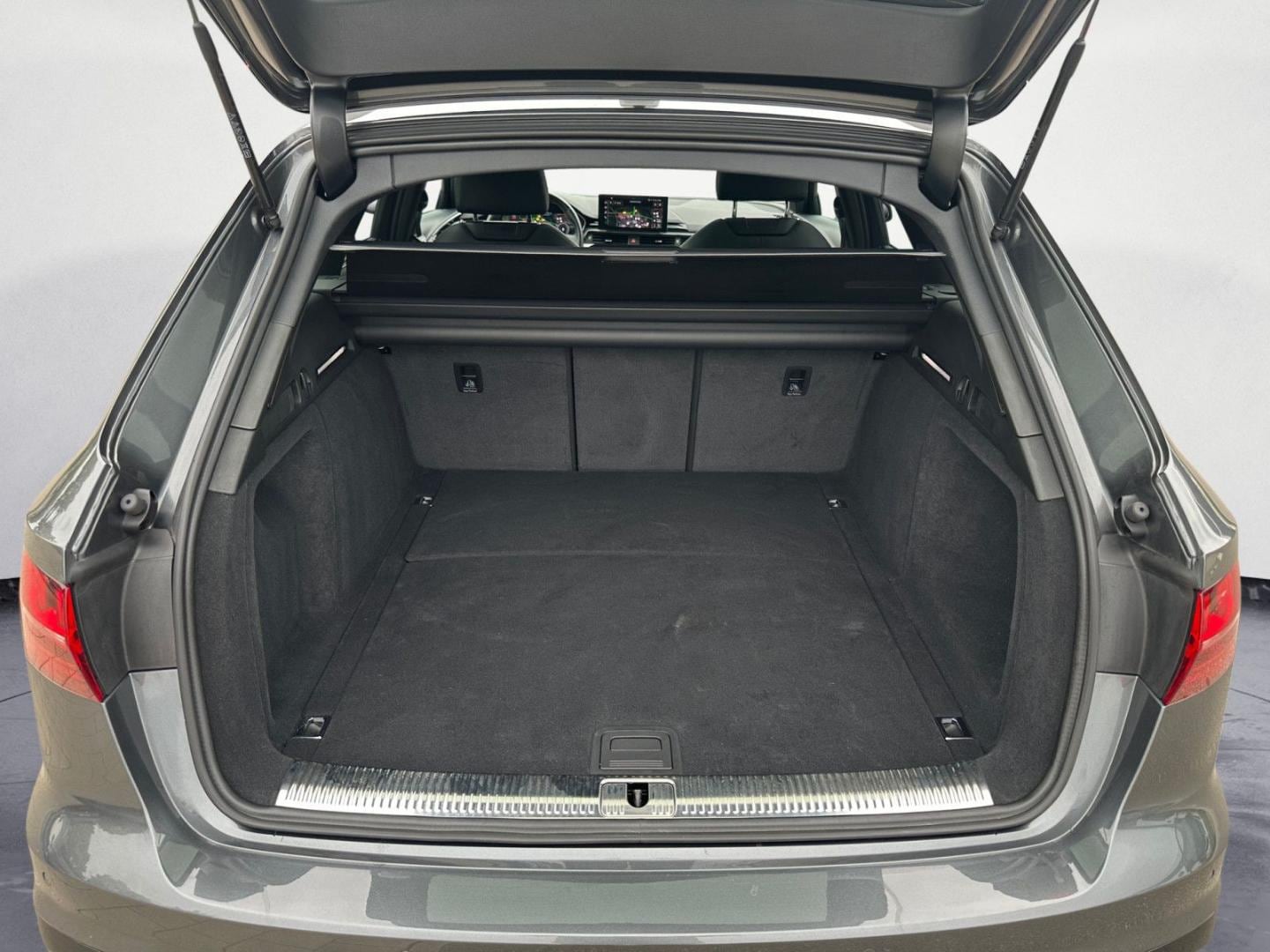 Bild über Audi A4 Avant S line 40 TFSI S tronic - für weitere Informationen kontaktieren Sie den Audi Partner
