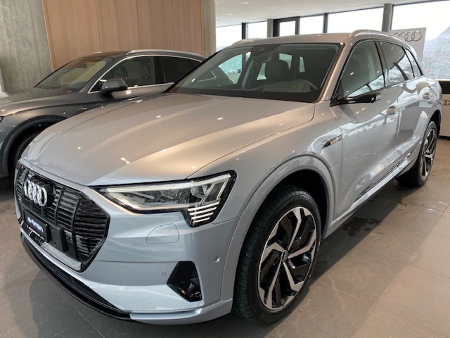 Bild über Audi e-tron Black Edition advanced 55 quattro 300,00 kW - for more details contact your dealer