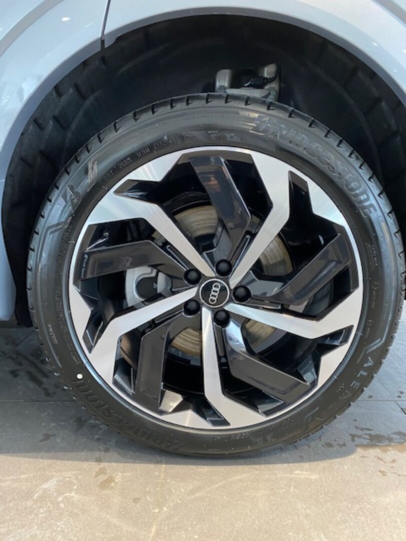 Bild über Audi e-tron Black Edition advanced 55 quattro 300,00 kW - for more details contact your dealer