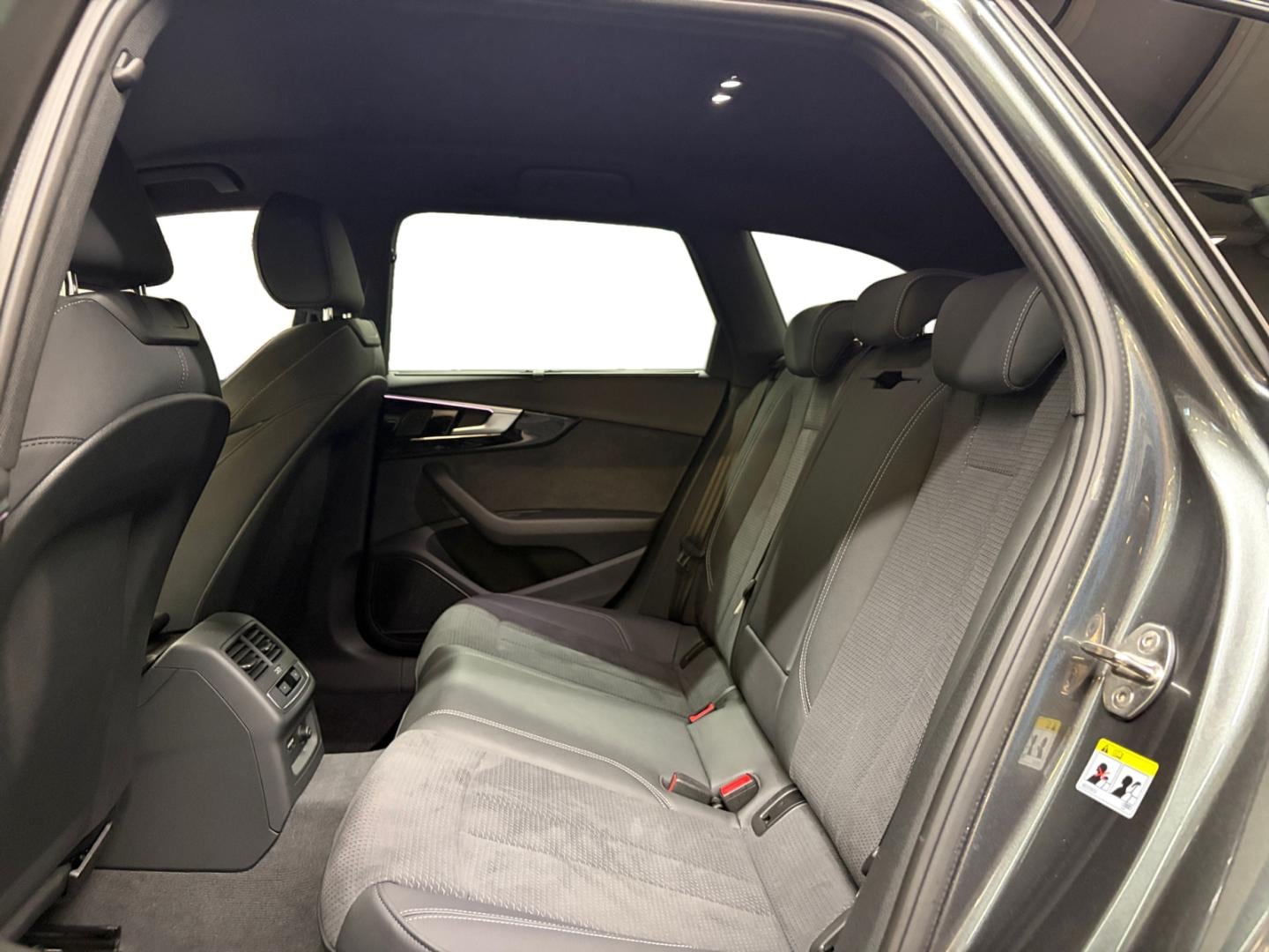 Bild über Audi A4 Avant S line 45 TFSI quattro S tronic - für weitere Informationen kontaktieren Sie den Audi Partner