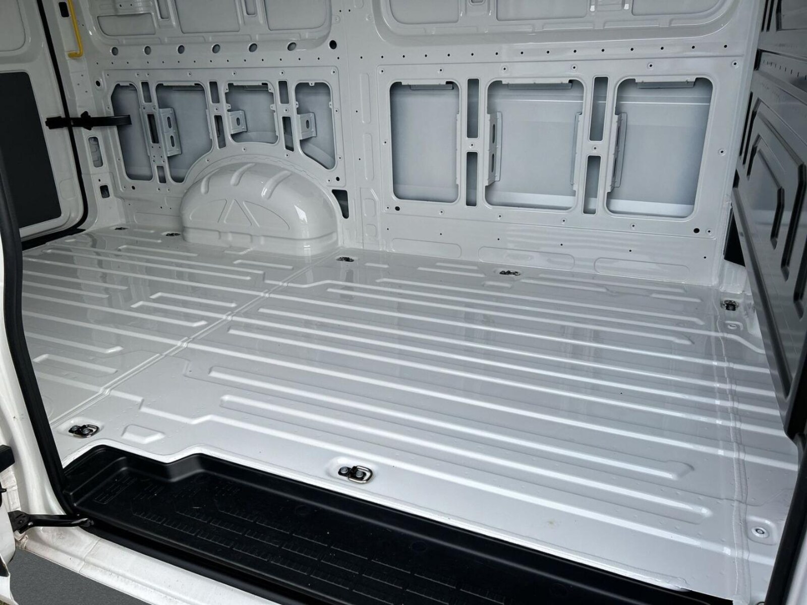 Volkswagen Crafter Kasten mittlerer Radstand – Bild 11