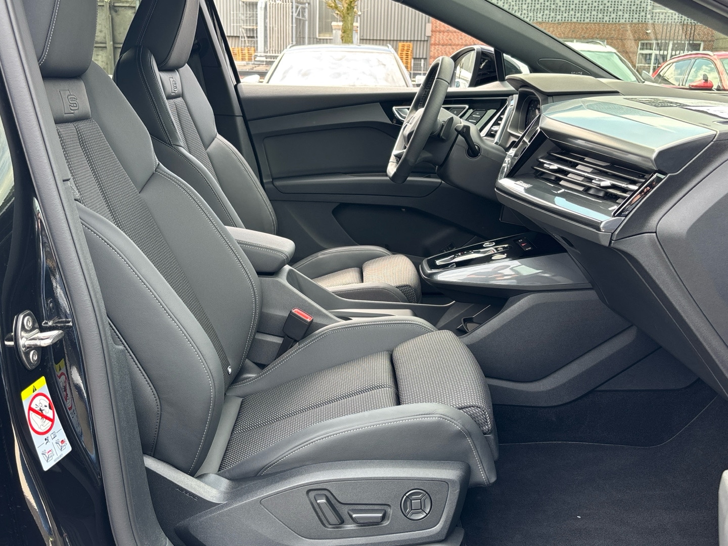 Bild über Audi Q4 e-tron 45 e-tron quattro - für weitere Informationen kontaktieren Sie den Audi Partner