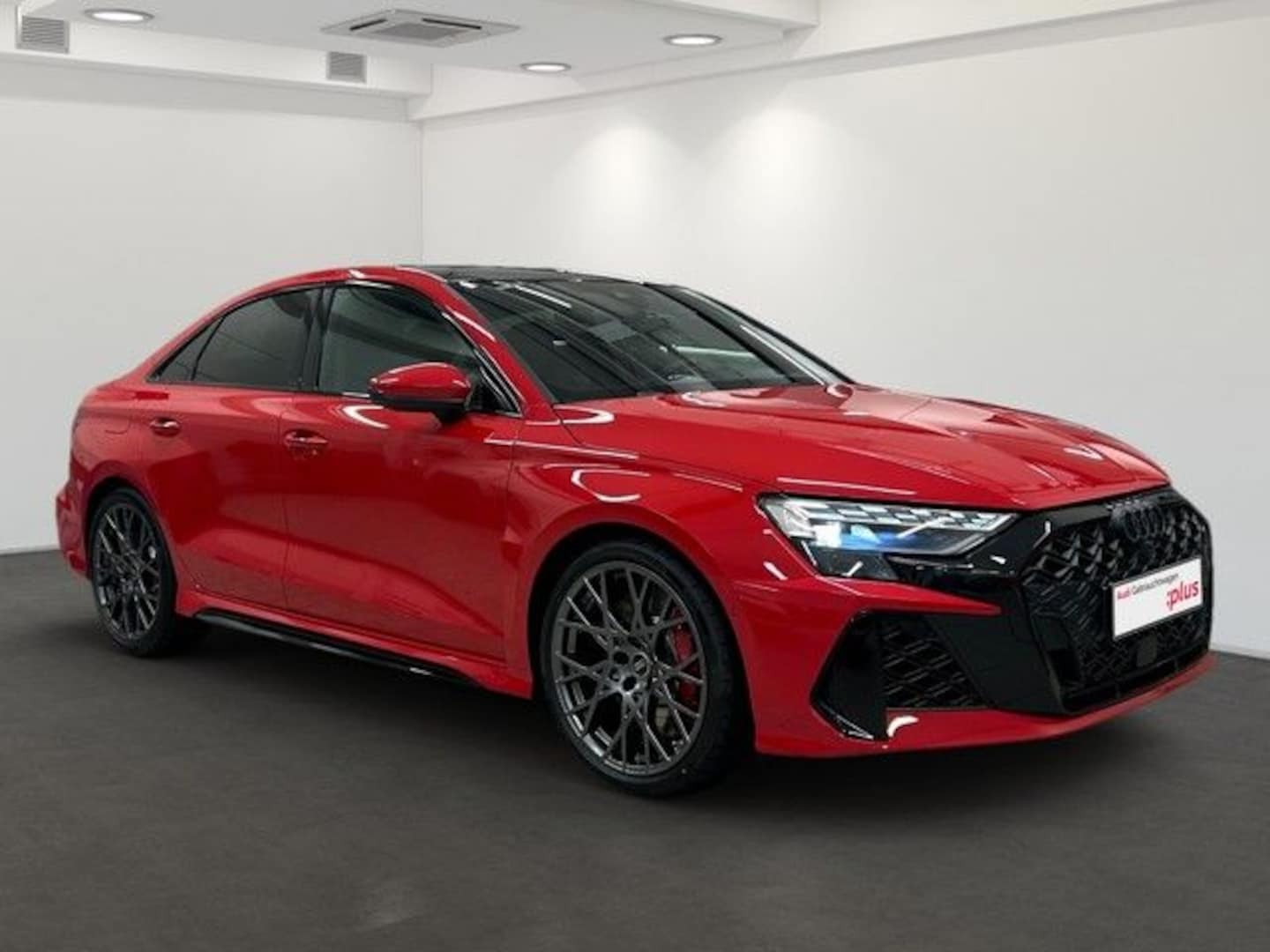 Bild über Audi RS 3 Limousine TFSI quattro S tronic - für weitere Informationen kontaktieren Sie den Audi Partner