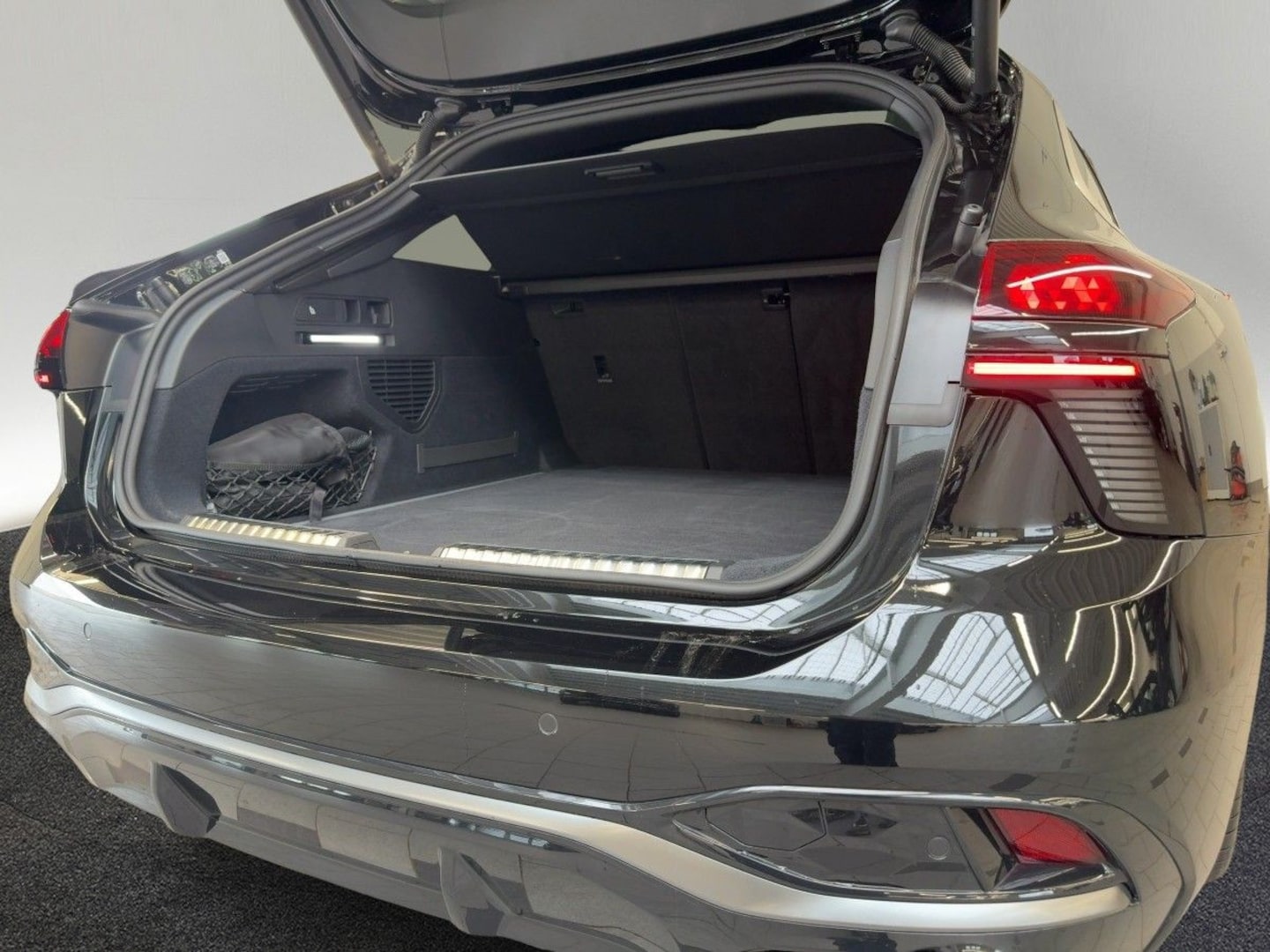 Bild über Audi A6 Avant TFSI quattro 270 kW S tronic - für weitere Informationen kontaktieren Sie den Audi Partner
