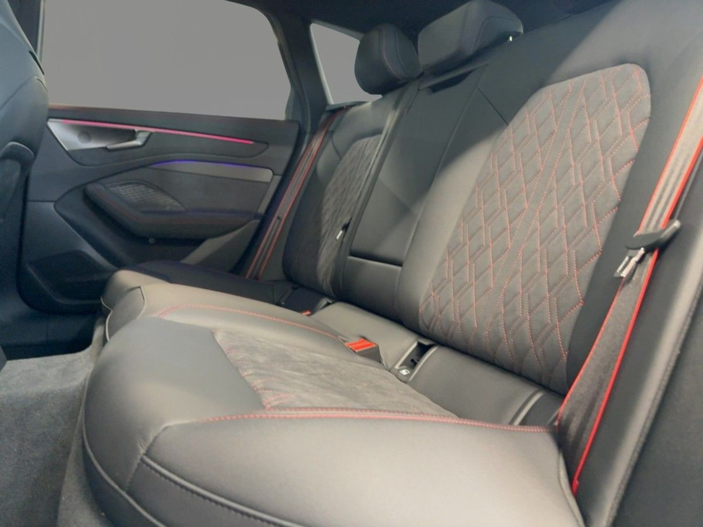 Bild über Audi A6 Avant TFSI quattro 270 kW S tronic - für weitere Informationen kontaktieren Sie den Audi Partner