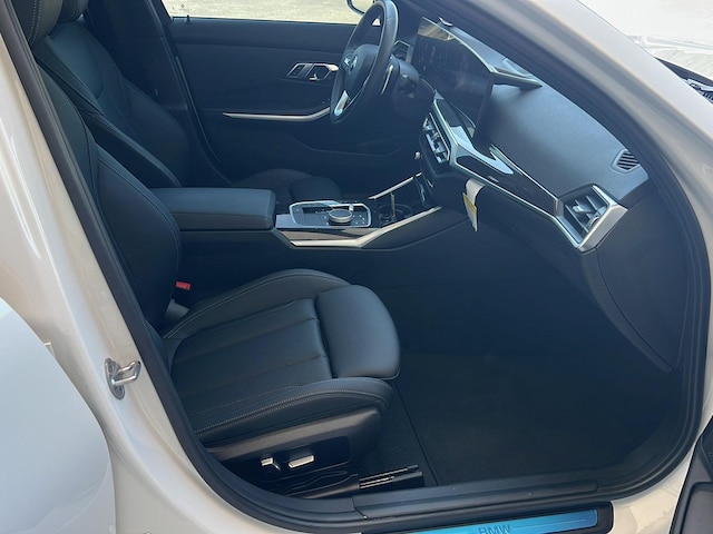 2023 BMW 3 Series 13