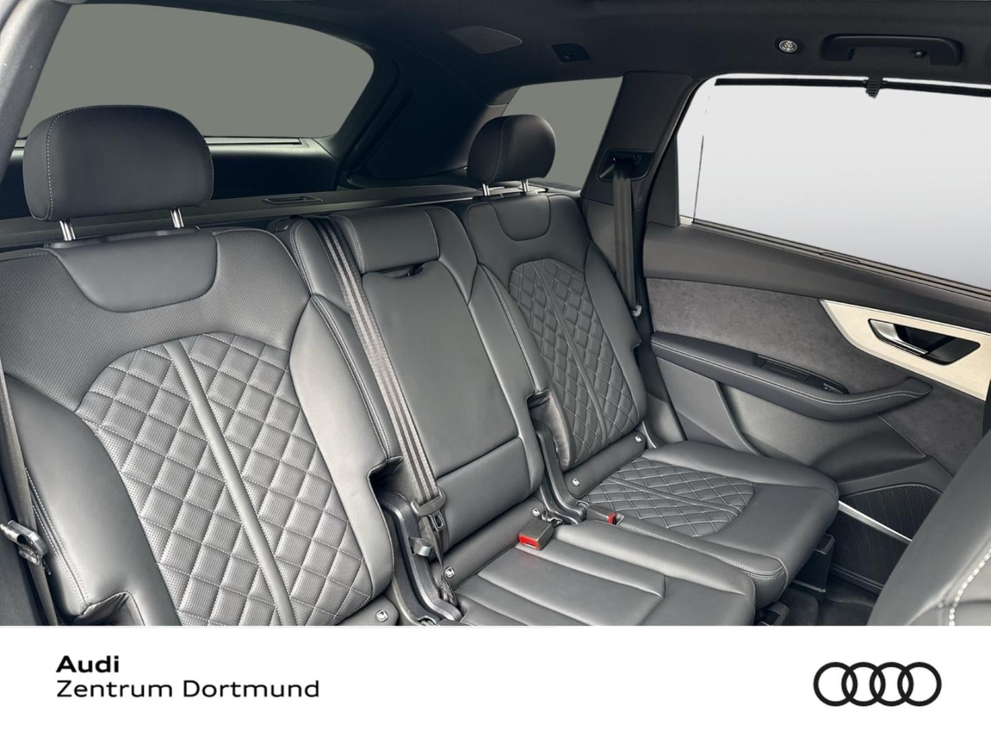 Bild über Audi SQ7 SUV TFSI quattro tiptronic - für weitere Informationen kontaktieren Sie den Audi Partner