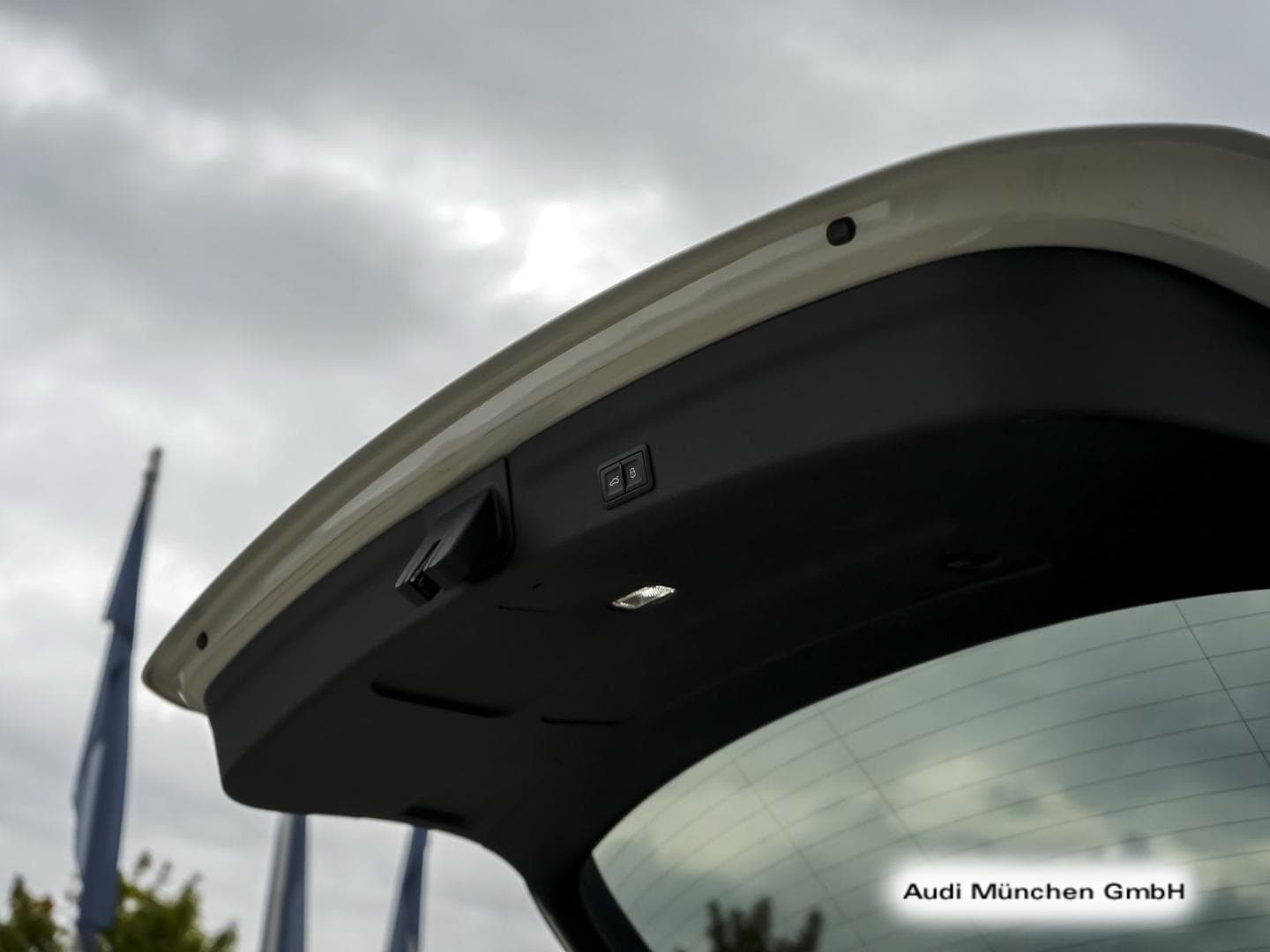 Bild über Audi A6 Avant TFSI e S line 55 TFSI e quattro S tronic - für weitere Informationen kontaktieren Sie den Audi Partner