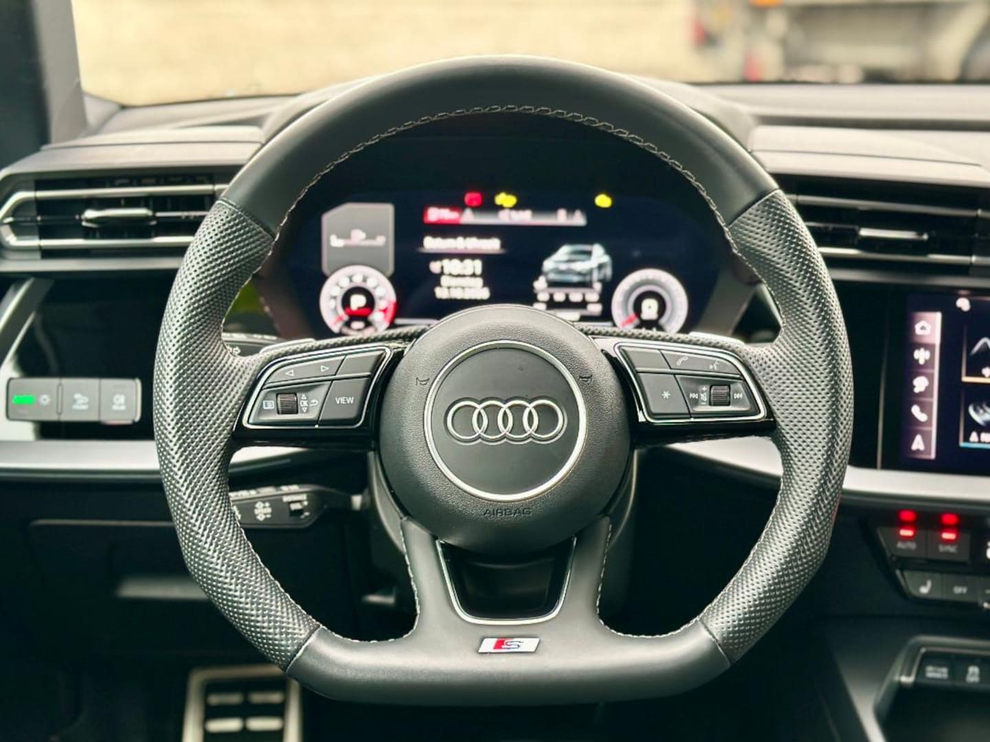 Bild über Audi S3 Sportback TFSI quattro S tronic - für weitere Informationen kontaktieren Sie den Audi Partner