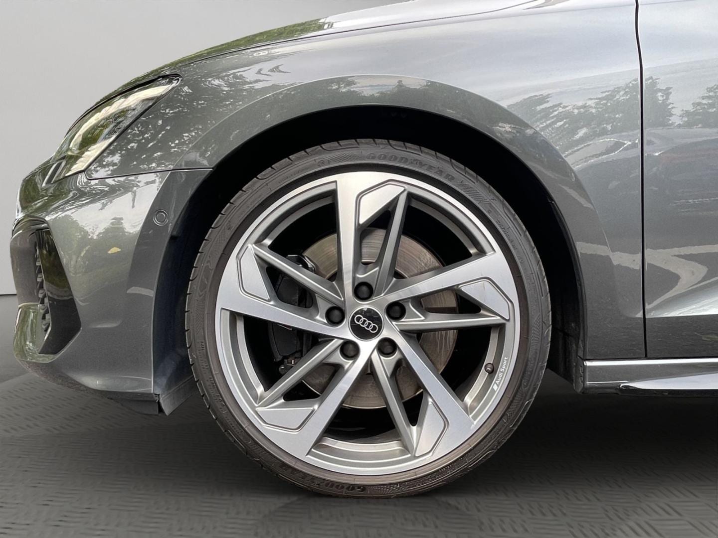 Bild über Audi S3 Sportback TFSI quattro S tronic - für weitere Informationen kontaktieren Sie den Audi Partner