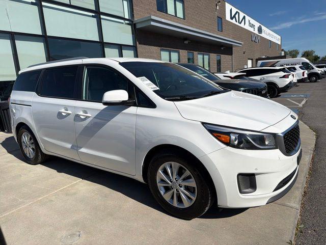2017 Kia Sedona LX's photo