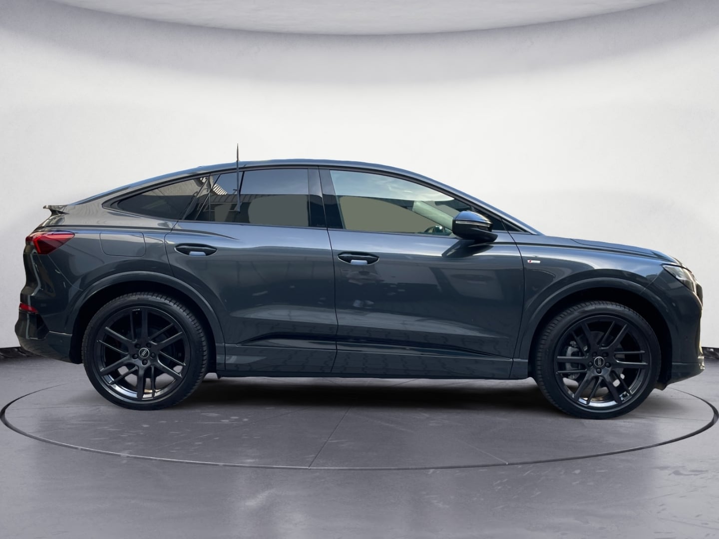Bild über Audi Q4 Sportback e-tron e-tron quattro 220 kW - für weitere Informationen kontaktieren Sie den Audi Partner