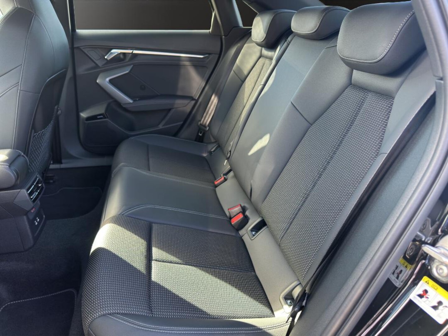 Bild über Audi S3 Limousine TFSI quattro S tronic - für weitere Informationen kontaktieren Sie den Audi Partner