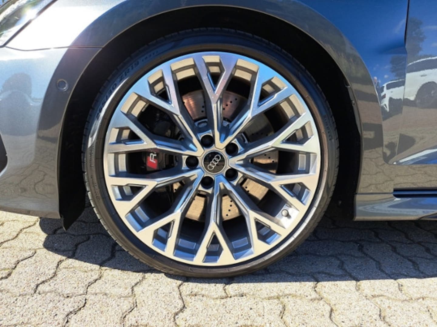 Bild über Audi RS 3 Sportback TFSI quattro S tronic - für weitere Informationen kontaktieren Sie den Audi Partner