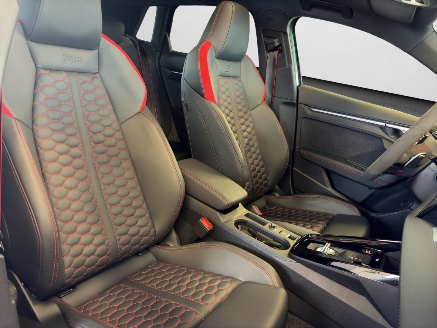 Bild über Audi RS 3 Sportback TFSI quattro S tronic - für weitere Informationen kontaktieren Sie den Audi Partner