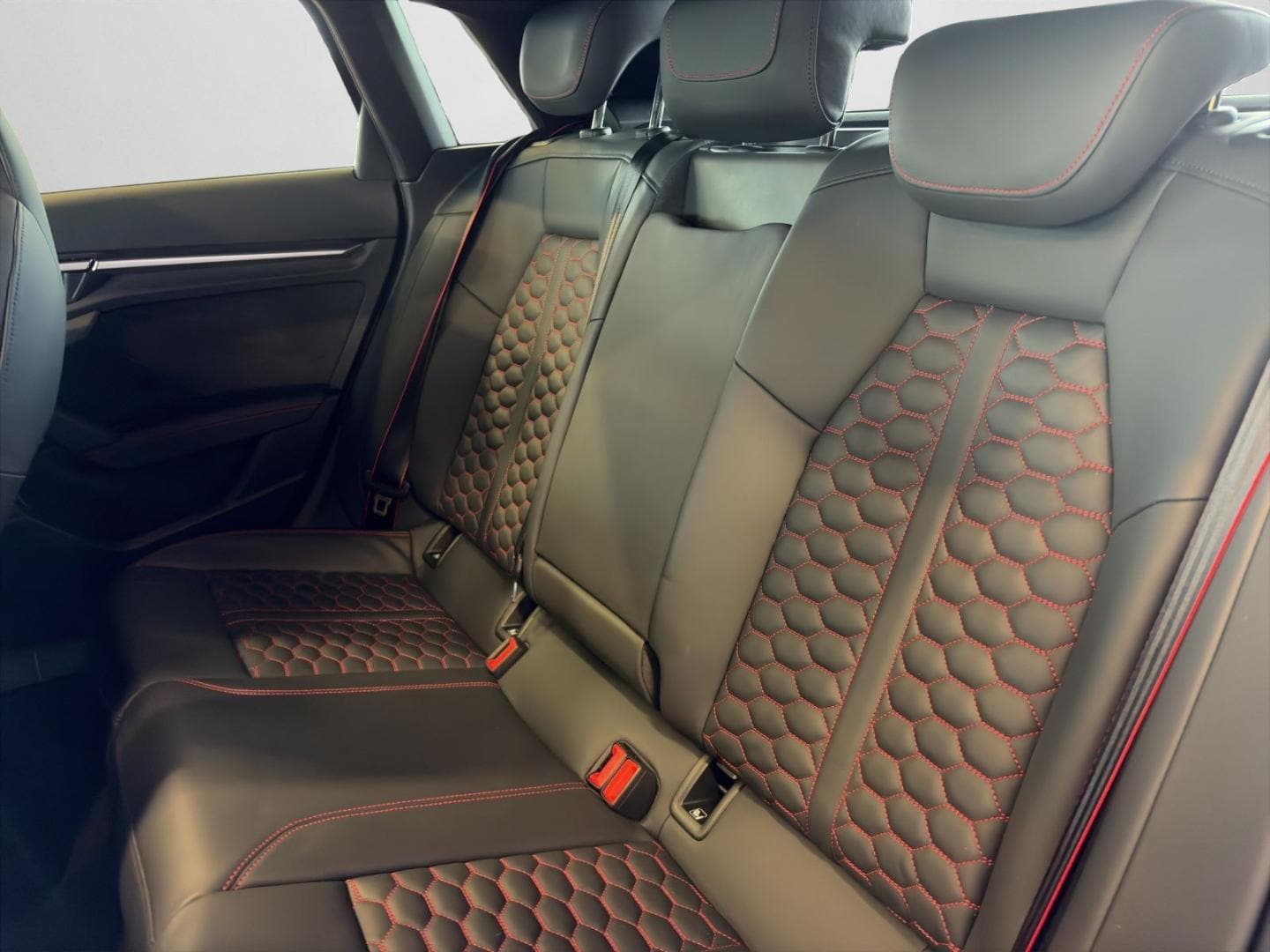 Bild über Audi RS 3 Sportback TFSI quattro S tronic - für weitere Informationen kontaktieren Sie den Audi Partner
