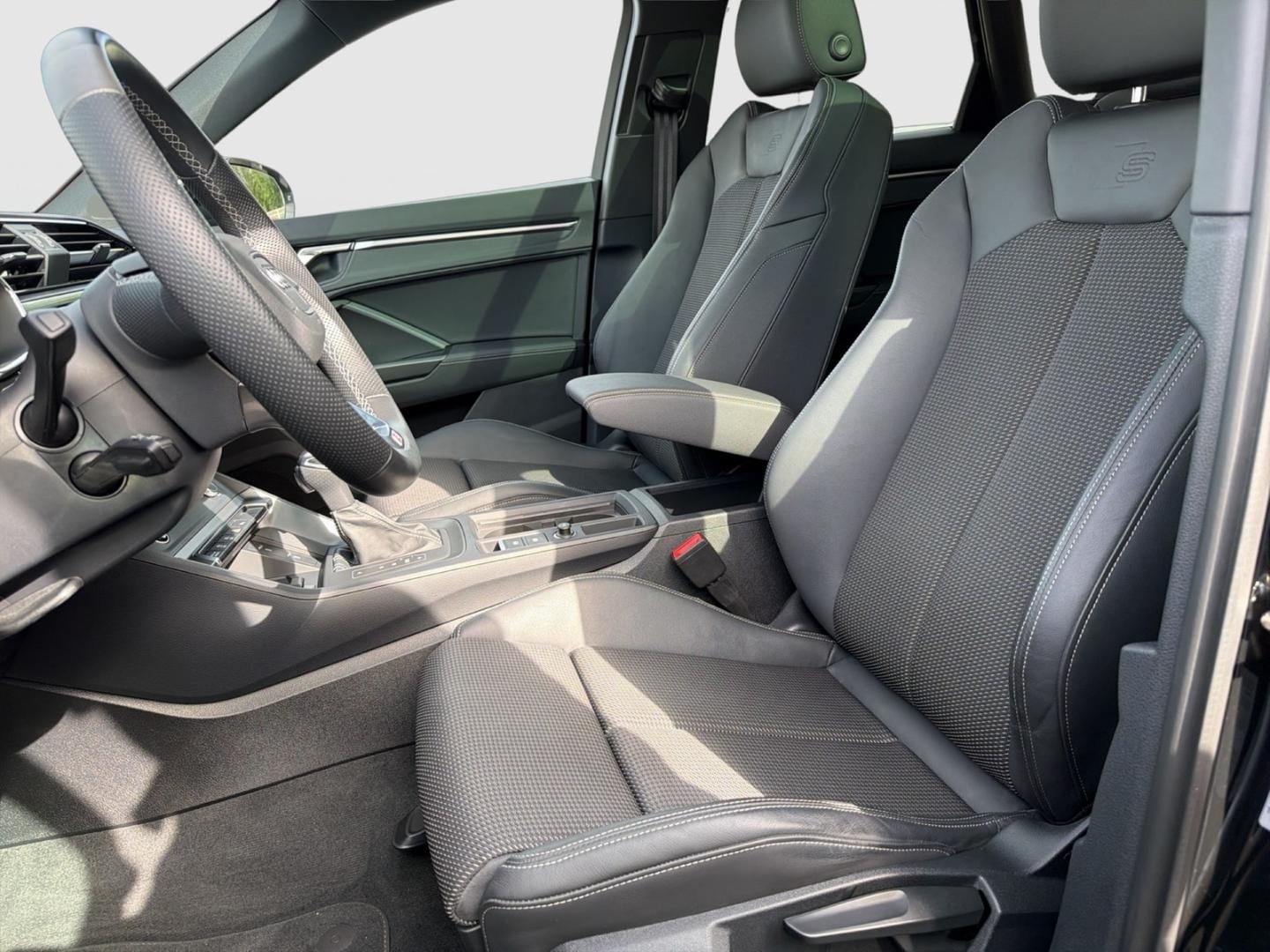 Bild über Audi Q3 S line 35 TFSI S tronic - für weitere Informationen kontaktieren Sie den Audi Partner