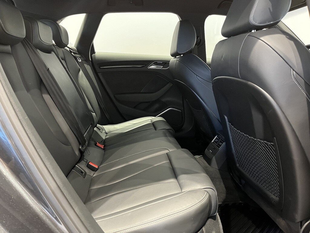 Bild som visar&nbsp;Audi RS 3 Sportback&nbsp;RS 3 Sportback 2.5 TFSI quattro 400 hk S tronic - för mer information kontakta din Audi Partner