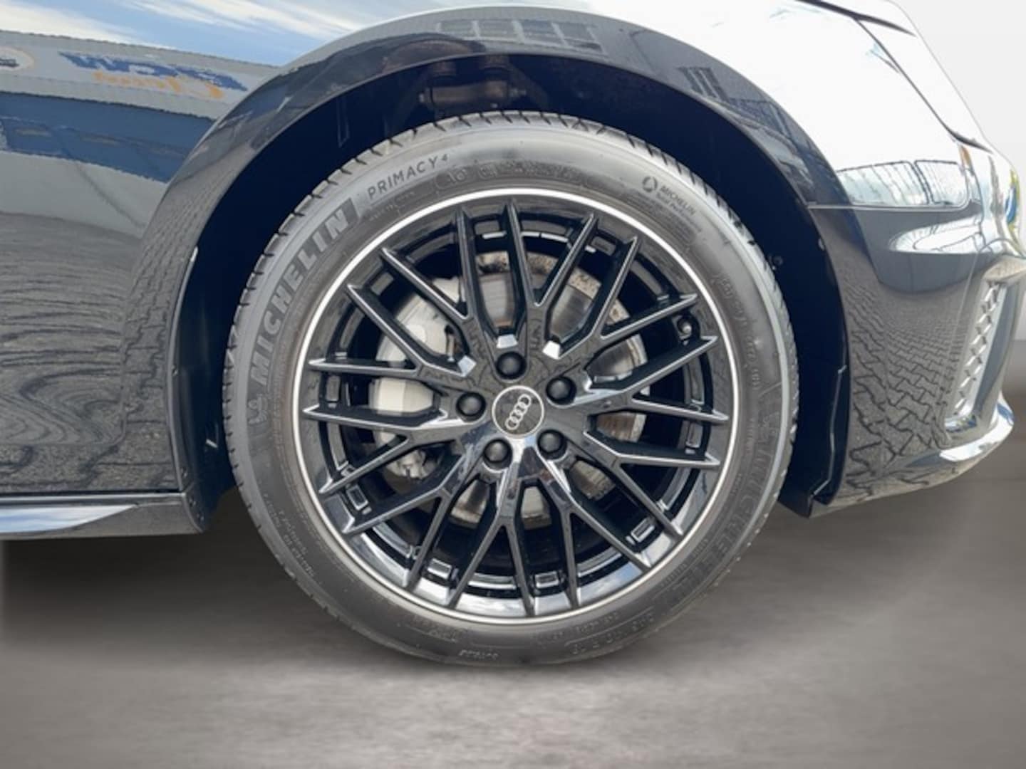 Bild über Audi A4 Avant S line 40 TFSI S tronic - für weitere Informationen kontaktieren Sie den Audi Partner