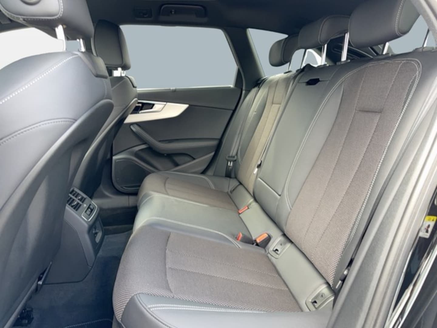 Bild über Audi A4 Avant S line 40 TFSI S tronic - für weitere Informationen kontaktieren Sie den Audi Partner