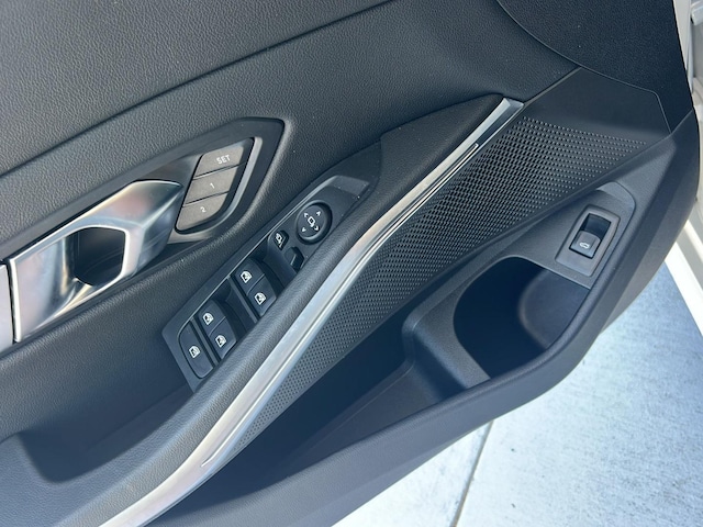 2023 BMW 3 Series 32