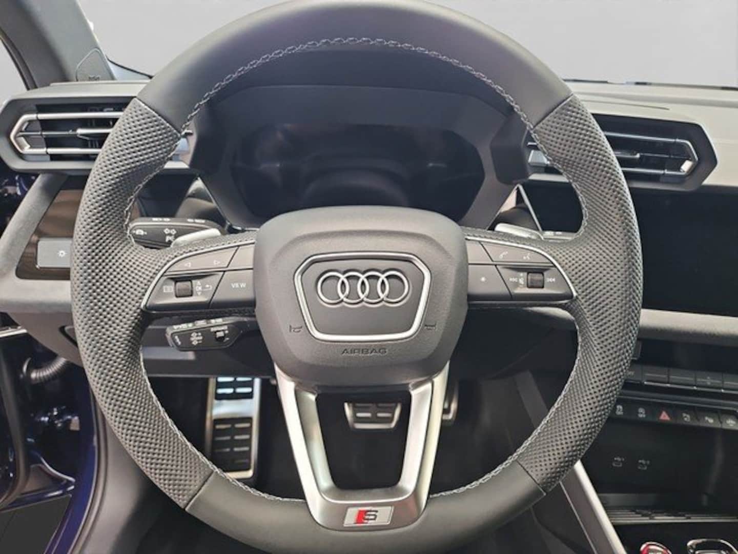 Bild über Audi S3 Limousine TFSI quattro S tronic - für weitere Informationen kontaktieren Sie den Audi Partner