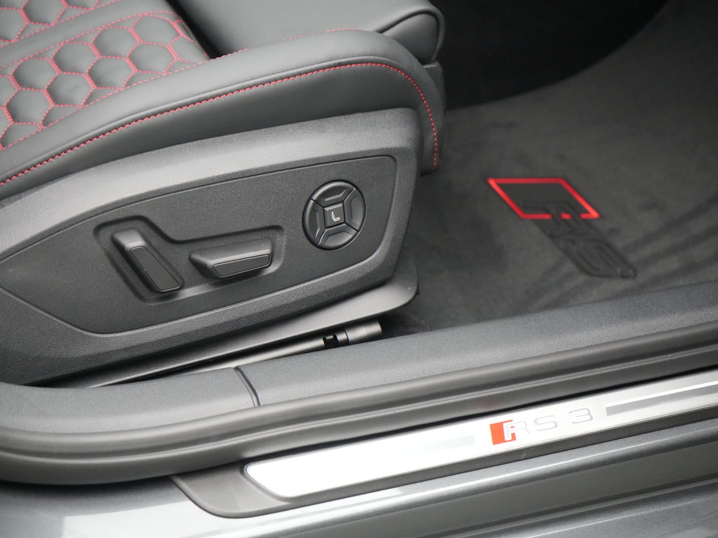 Bild über Audi RS 3 Sportback TFSI quattro S tronic - für weitere Informationen kontaktieren Sie den Audi Partner
