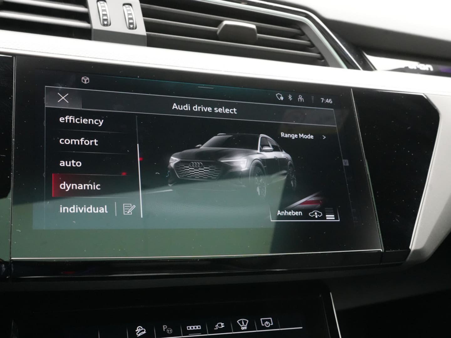 Bild über Audi Q8 Sportback e-tron S line 55 e-tron quattro - für weitere Informationen kontaktieren Sie den Audi Partner