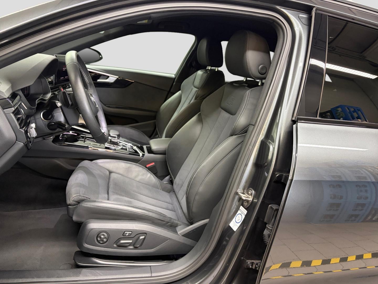 Bild über Audi A4 Avant S line 45 TFSI quattro S tronic - für weitere Informationen kontaktieren Sie den Audi Partner