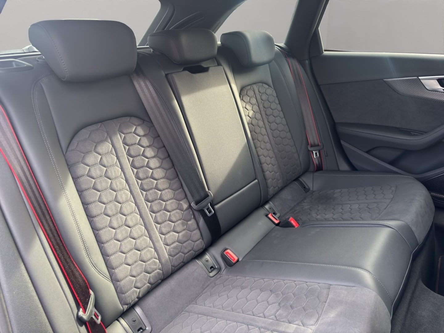 Bild über Audi RS 4 Avant TFSI quattro tiptronic - für weitere Informationen kontaktieren Sie den Audi Partner
