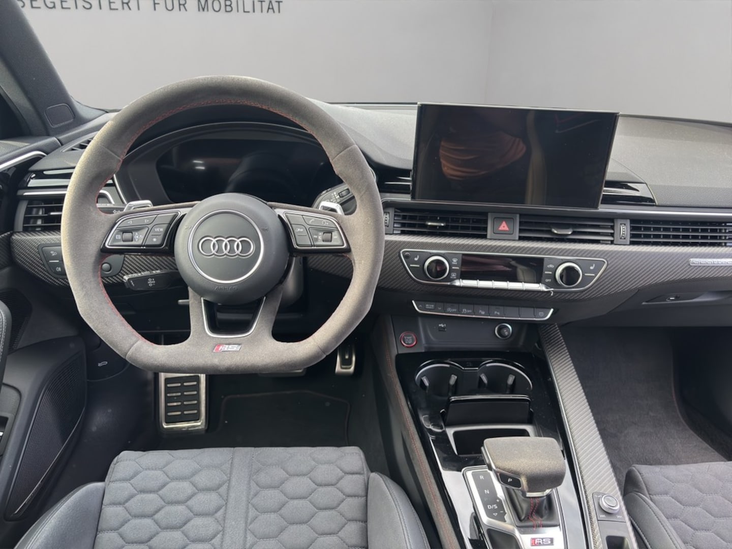 Bild über Audi RS 4 Avant TFSI quattro tiptronic - für weitere Informationen kontaktieren Sie den Audi Partner