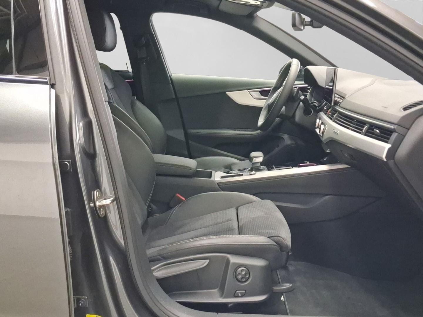 Bild über Audi A4 Avant S line 40 TFSI quattro S tronic - für weitere Informationen kontaktieren Sie den Audi Partner