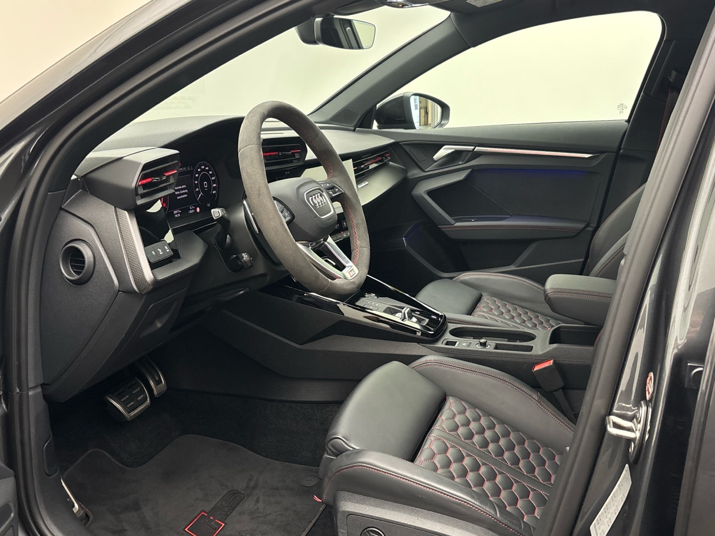 Bild über Audi RS 3 Sportback TFSI quattro S tronic - für weitere Informationen kontaktieren Sie den Audi Partner