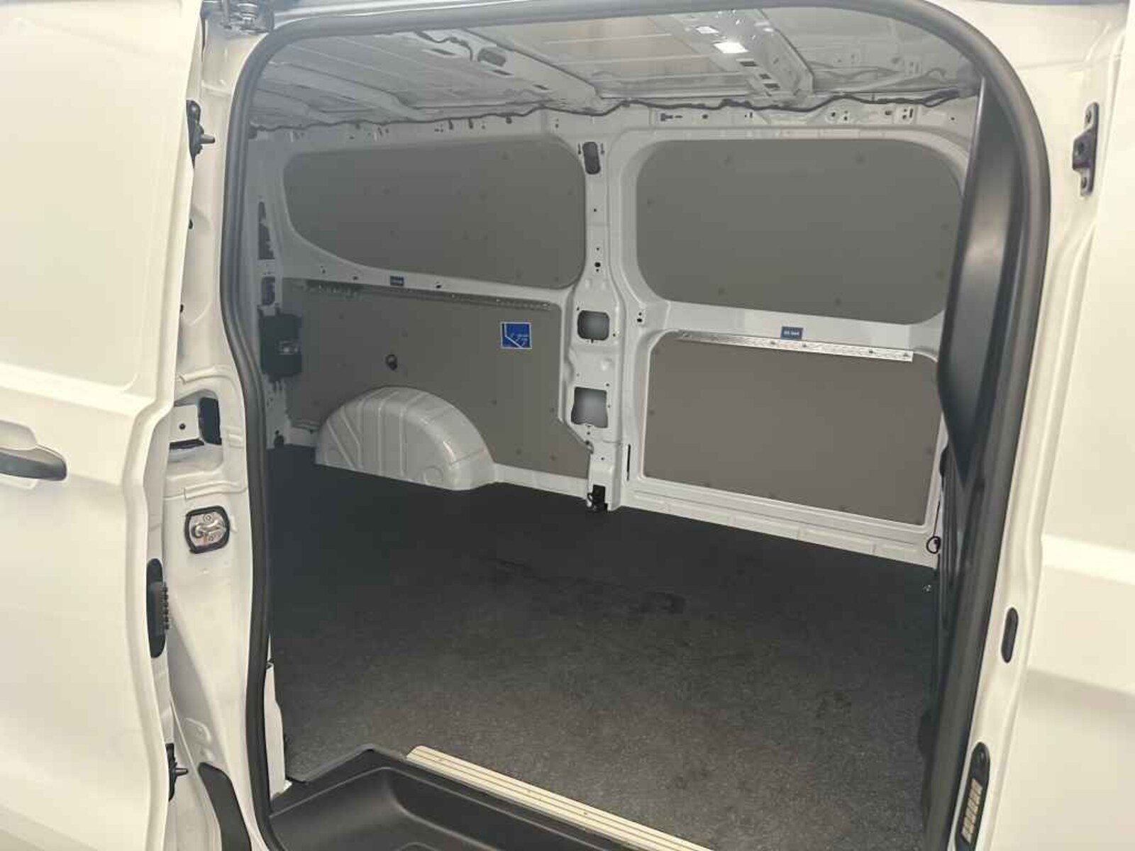 Volkswagen Transporter Kasten langer Radstand – Bild 12